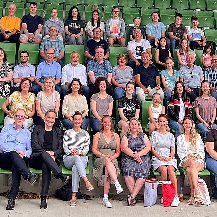 Ensemble der Scherenburgfestspiele 2025 beim gemeinsamen Probenstart. Mit dabei: Hans Michelbach und Dirk Waanders.